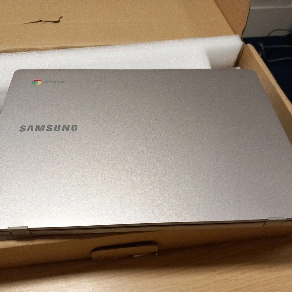 BOXED SAMSUNG XE310XBA LAPTOP WITH CHARGER