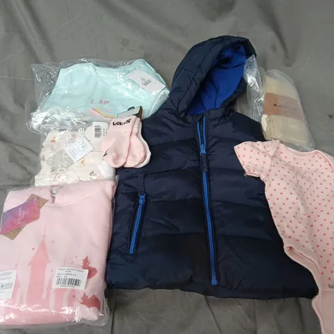APPROXIMATELY 20 ASSORTED KIDS CLOTHING ITEMS IN VARIOUS STYLES, SIZES & COLOURS TO INCLUDE HOODIE, TOP, SOCKS, ETC