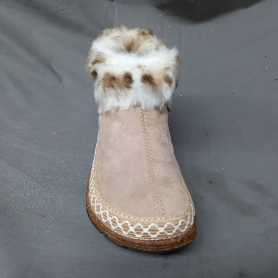 BOXED PAIR OF EARTH ORIGINALS EMMALYN BOOTIES IN BEIGE SIZE 5
