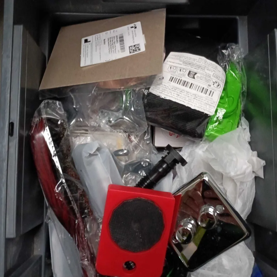 APPROXIMATELY 15 ASSORTED HOUSEHOLD ITEMS TO INCLUDE BDO SOAP BOX, AIRUP PODS AND WEANING SPOONS