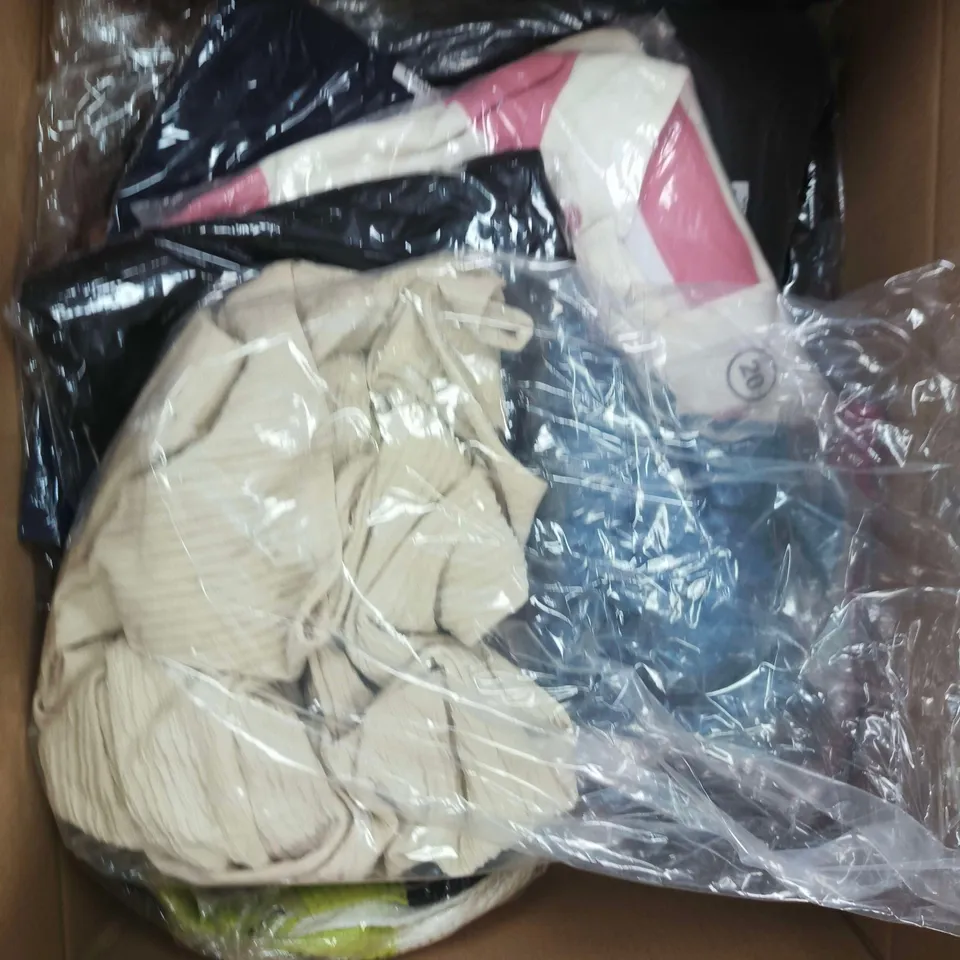 APPROXIMATELY 20 ASSORTED WOMENS CLOTHING ITEMS IN VARIOUS SIZES & STYLES 