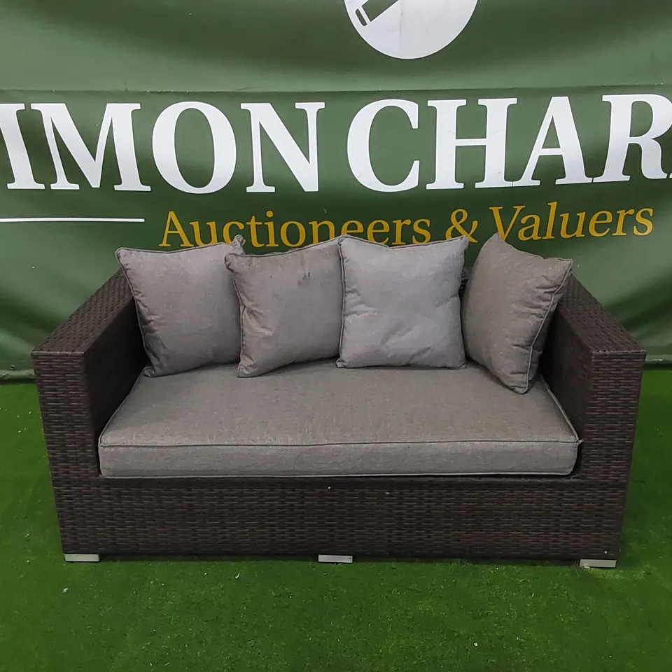 DESIGNER CHOCOLATE MIX RATTAN 2 SEATER GARDEN/PATIO SOFA WITH GREY CUSHIONS