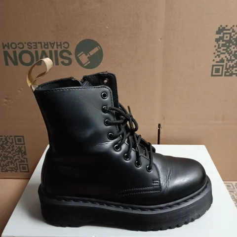 BOXED PAIR OF DR.MARTENS BLACK LEATHER COMBAT BOOTS - UK SIZE 6