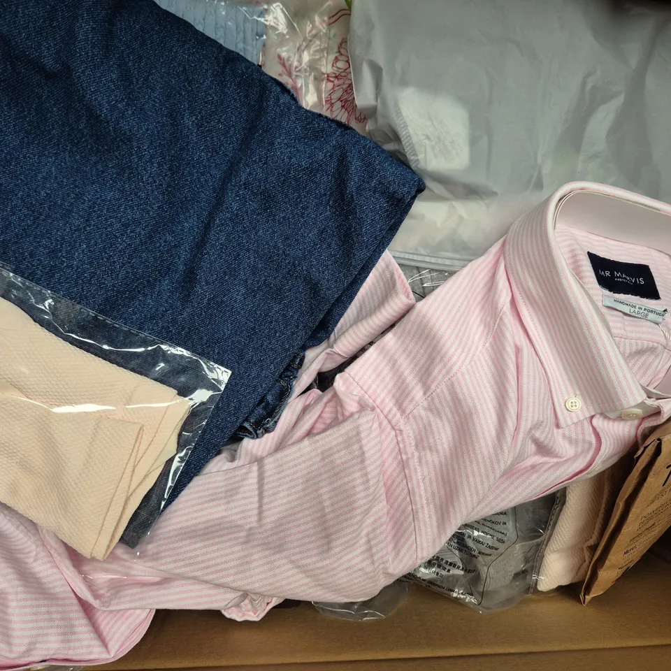 BOX OF APPROXIMATELY 20 ASSORTED CLOTHING AND FASHION ITEMS IN VARIOUS STYLES, SIZES, AND COLOURS - COLLECTION ONLY