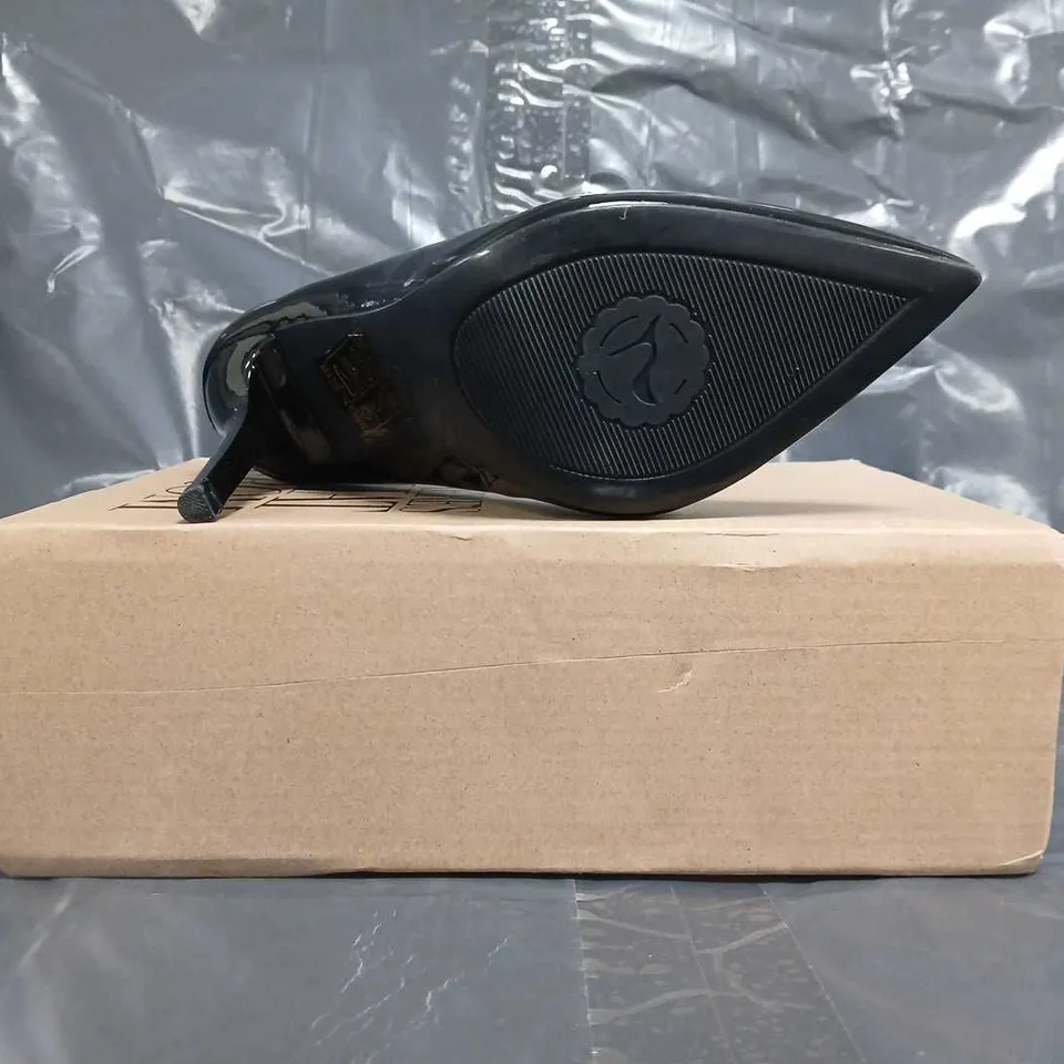 BOXED PAIR OF WHERE'S THAT FROM POINTED TOE STILETTO HEEL SHOES IN BLACK SIZE UK 5