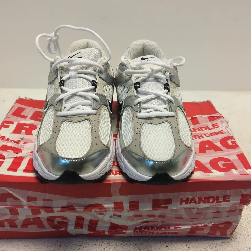 BOXED PAIR OF NIKE SNEAKERS – SIZE 6 