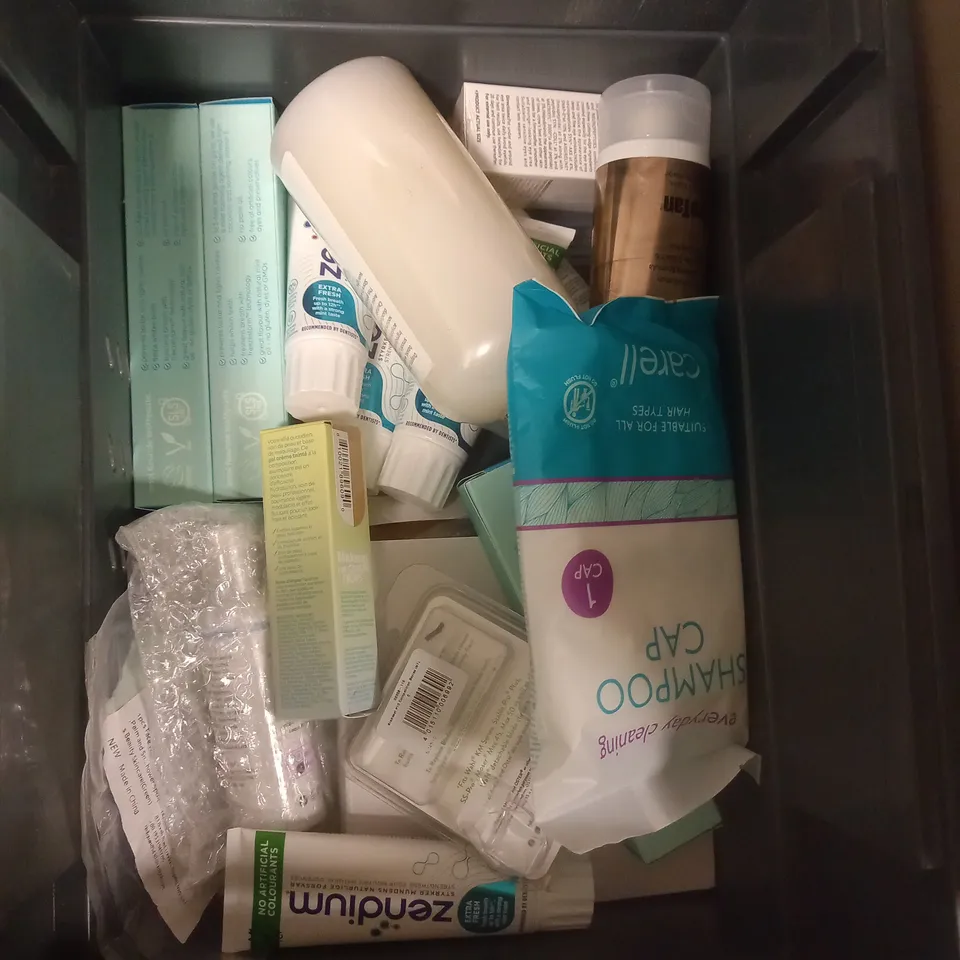 APPROXIMATELY 20 ASSORTED COSMETIC PRODUCTS TO INCLUDE - NIVEA MICELLAR WATER - LYNX SHOWER GEL - CARELL SHAMPOO CAP - ETC