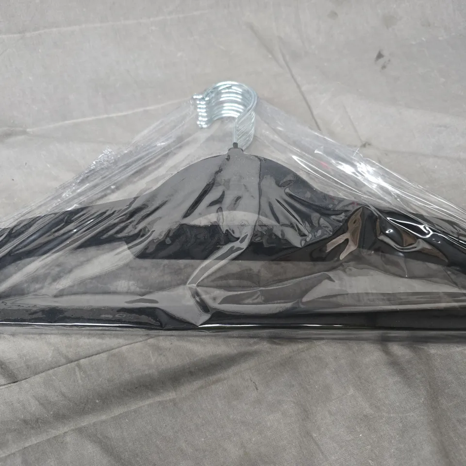 APPROXIMATELY 70 SEALED CLOTHES HANGERS IN BLACK 