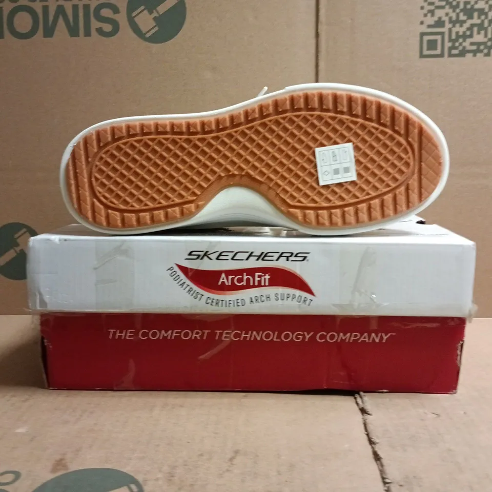 BOXED PAIR OF SKECHERS TRAINERS IN WHITE SIZE UK 5