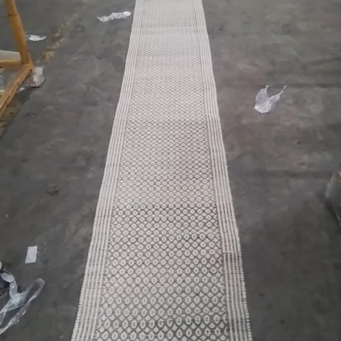 QUALITY DESIGNER AREA RUG - APPROXIMATELY 600X60CM