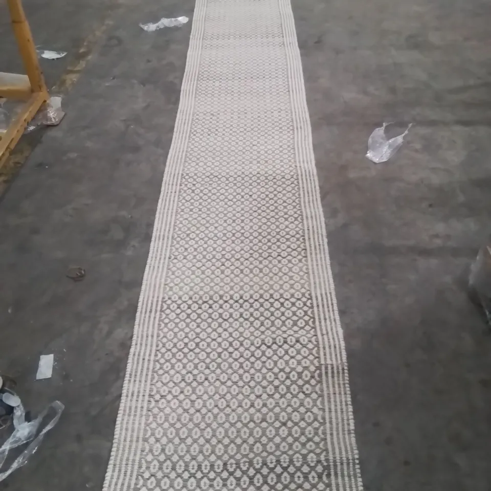 QUALITY DESIGNER AREA RUG - APPROXIMATELY 600X60CM