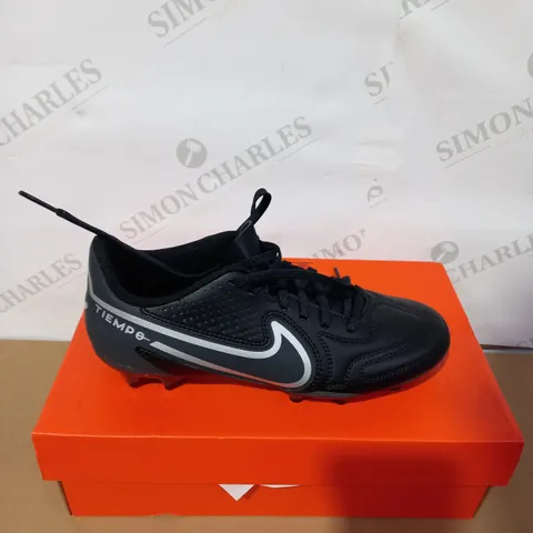 BOXED PAIR OF NIKE BLACK FOOTBALL BOOTS SIZE 4.5