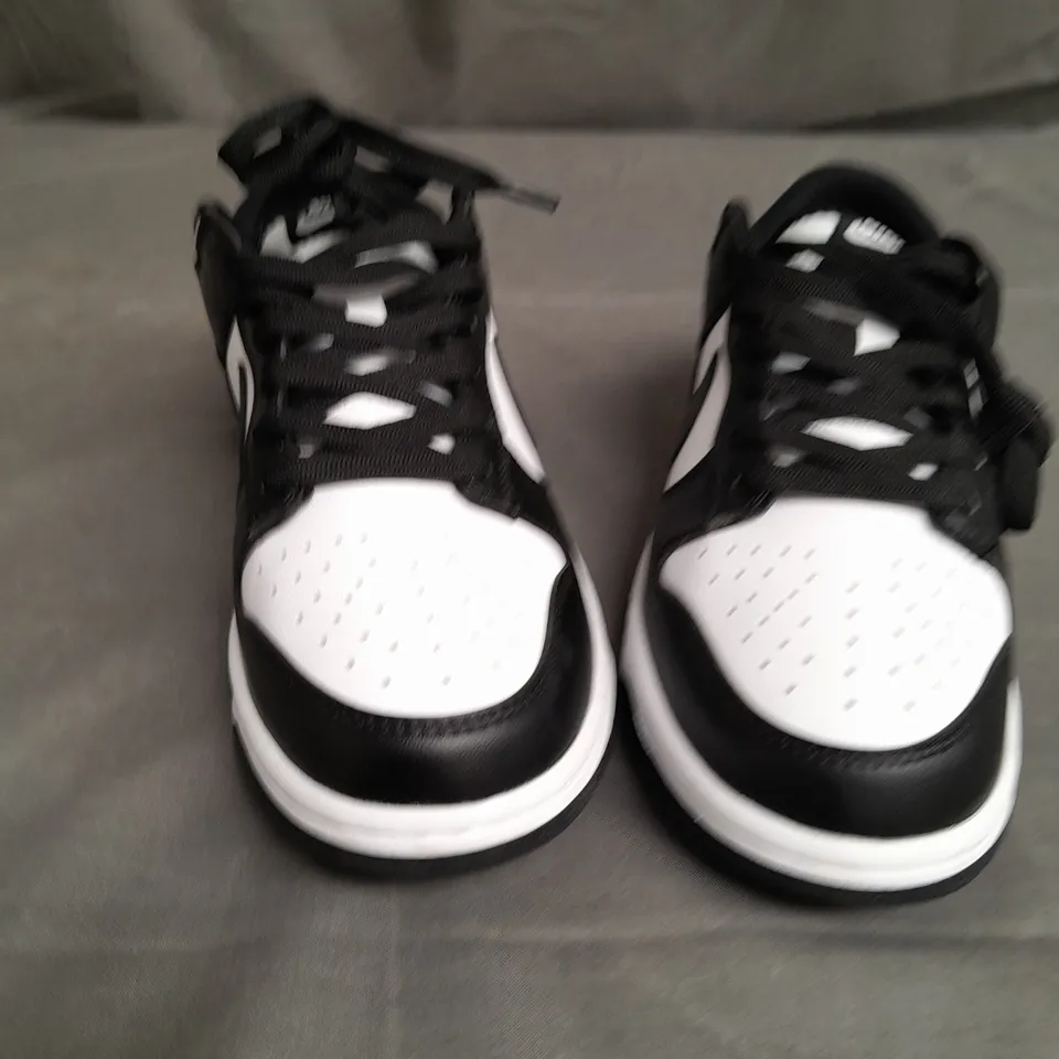 PAIR OF NIKE LOW PANDAS SIZE 7