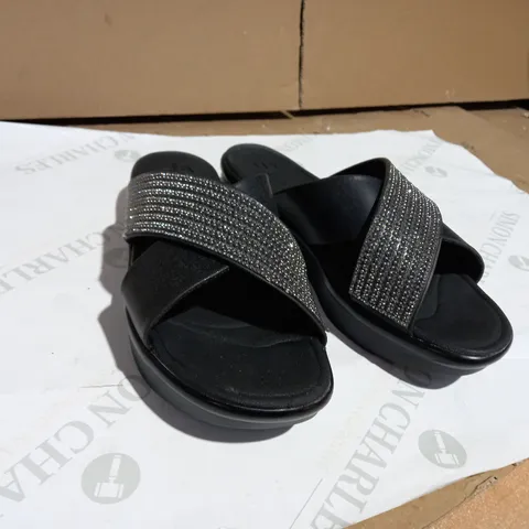 SKETCHERS RELAXED STEP BLACK/SPARKLE SANDALS SIZE 7