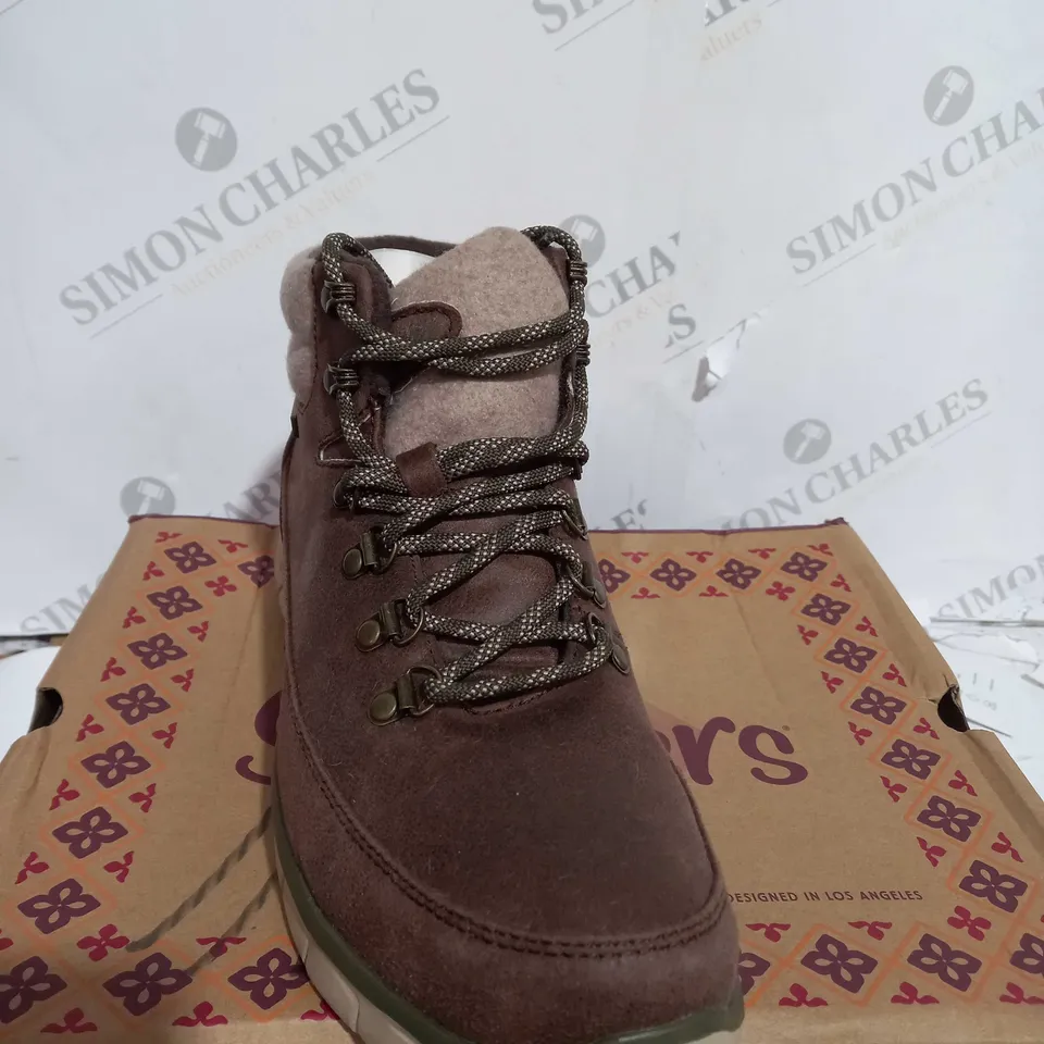 PAIR OF SKECHERS SYNERGY WARM BOOTS BROWN SIZE 6