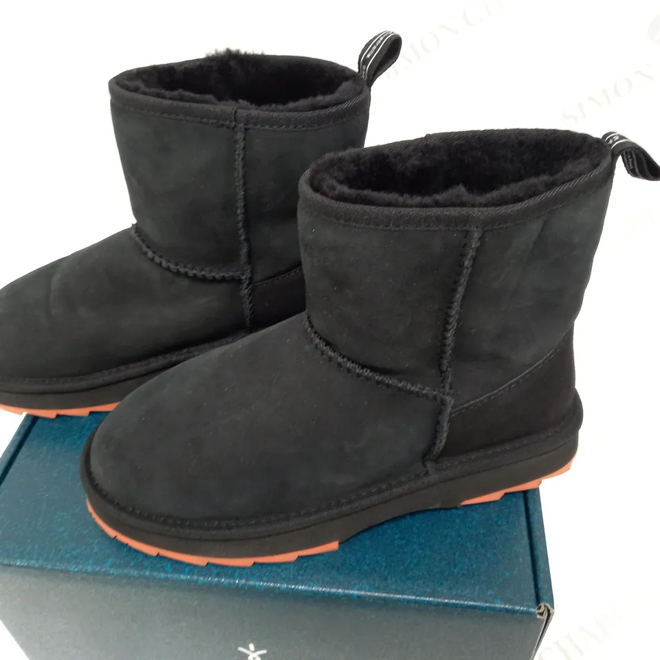 BOXED PAIR OF EMU AUSTRALIA SHARKY MINI BOOTS IN BLACK - UK 7