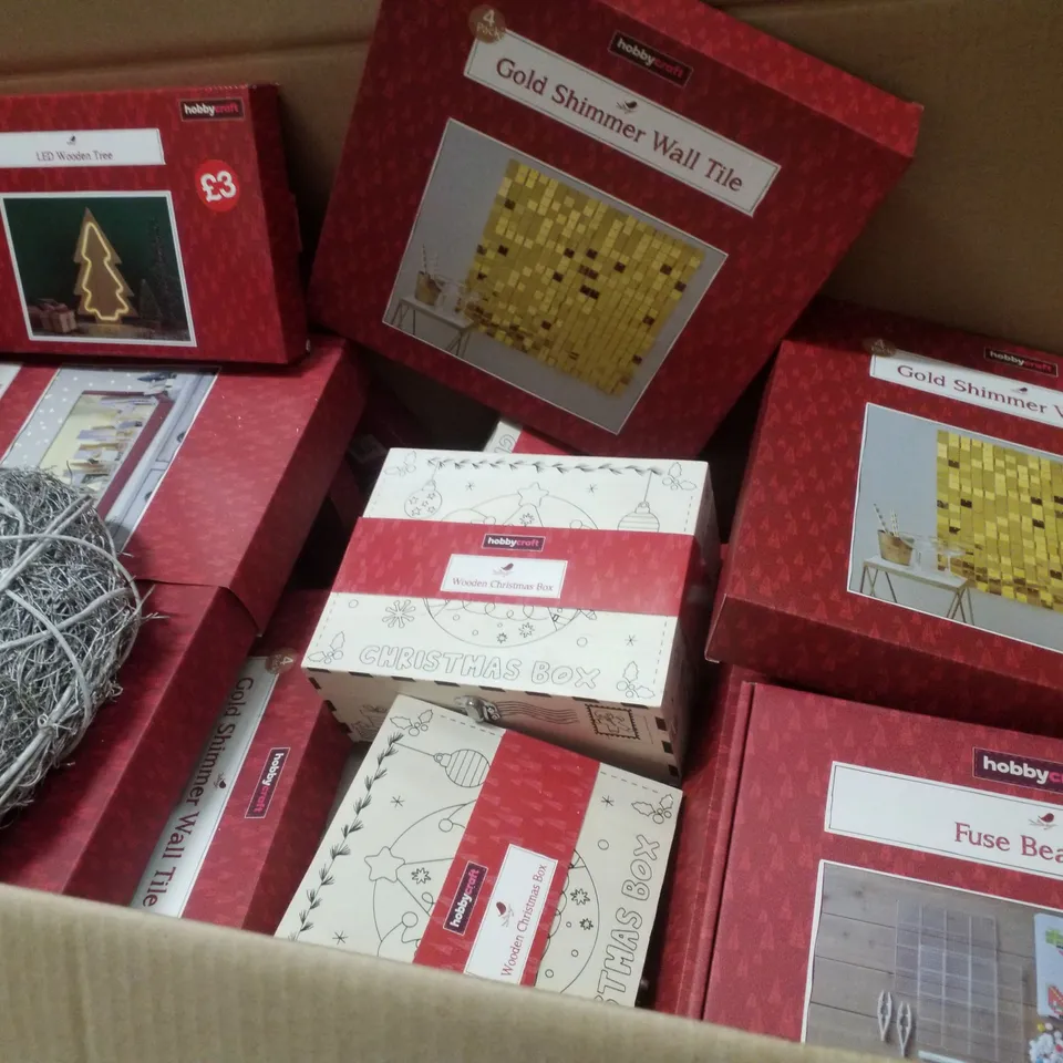 PALLET CONTAINING ASSORTED CHRISTMAS PRODUCTS & DECORATIONS INCLUDING GOLD SHIMMER WALL TILE, FUSE BEAD SET, WOODEN CHRISTMAS BOXES, POP UP ADVENT CALENDAR & RATTAN WREATHS