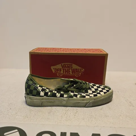 VANS CHECKERBOARD SNEAKERS – GREEN/BLACK, UK 7 (US 8) – BOXED