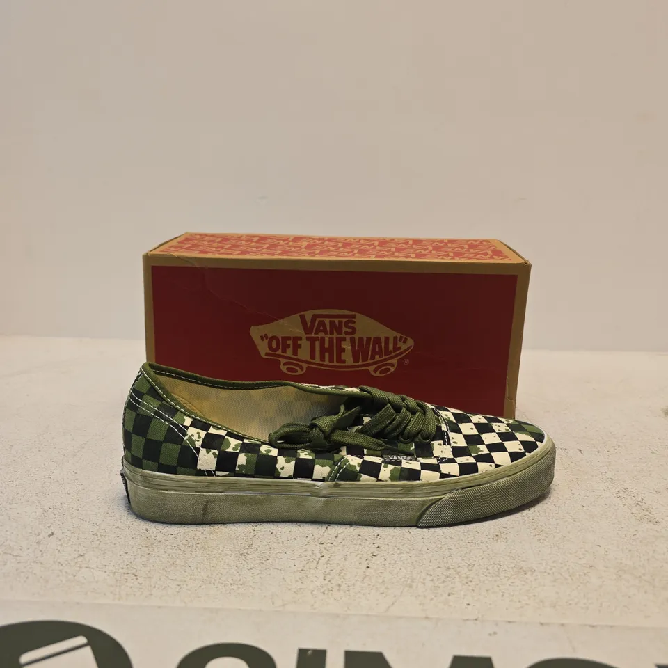 VANS CHECKERBOARD SNEAKERS – GREEN/BLACK, UK 7 (US 8) – BOXED