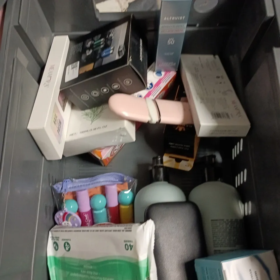 APPROXIMATEY 20 ASSORTED HEALTH AND BEAUTY PRODUCTS TO INCLUDE - WESTLAB MUSCLE SOAK BATH SALTS - BURST FOAMING BUBBLE BATH AND ARM & HAMMER SENSITIVE PRO TOOTHPASTE