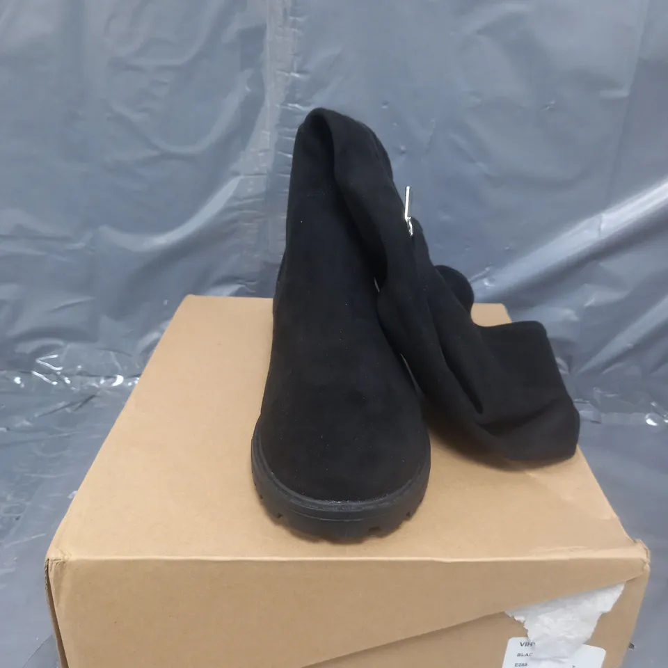 BOXED KNEE STRETCH BLACK BOOTS SIZE 7 