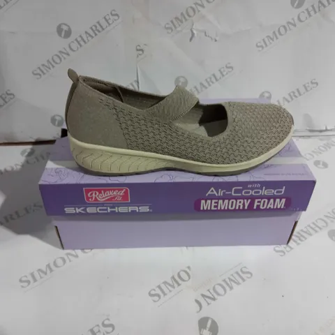 BOXED PAIR OF SKECHERS RELAXED FIT SHOES UK SIZE 6 GREY
