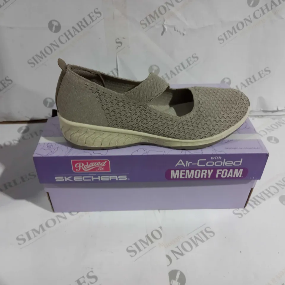 BOXED PAIR OF SKECHERS RELAXED FIT SHOES UK SIZE 6 GREY