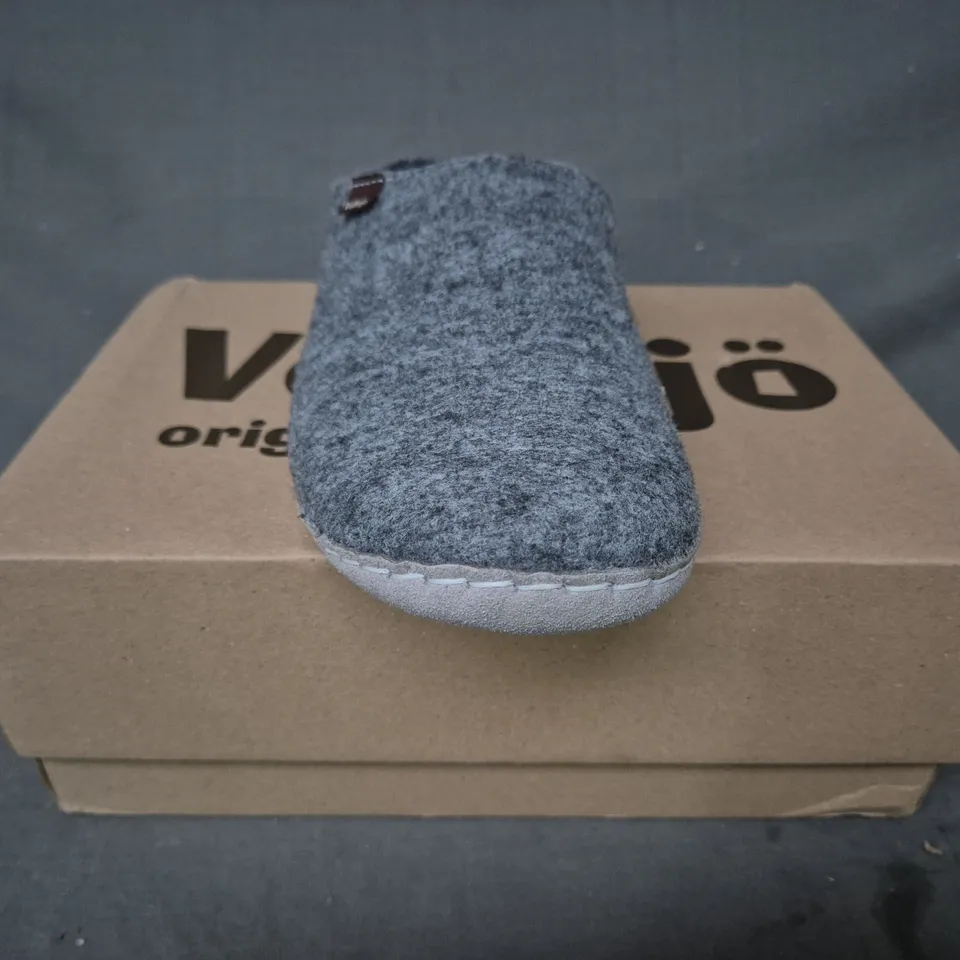 BOXED PAIR OF VOLLSJO SLIPPERS IN GREY UK SIZE 7