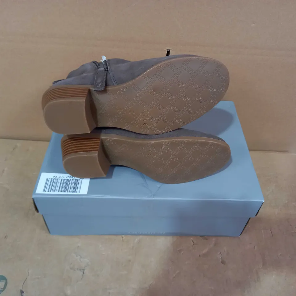 BOXED PAIR OF VIONIC BOOTS - SIZE 4