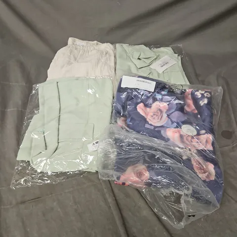 APPROXIMATELY 20 ASSORTED CLOTHING ITEMS IN VARIOUS STYLES AND SIZES 