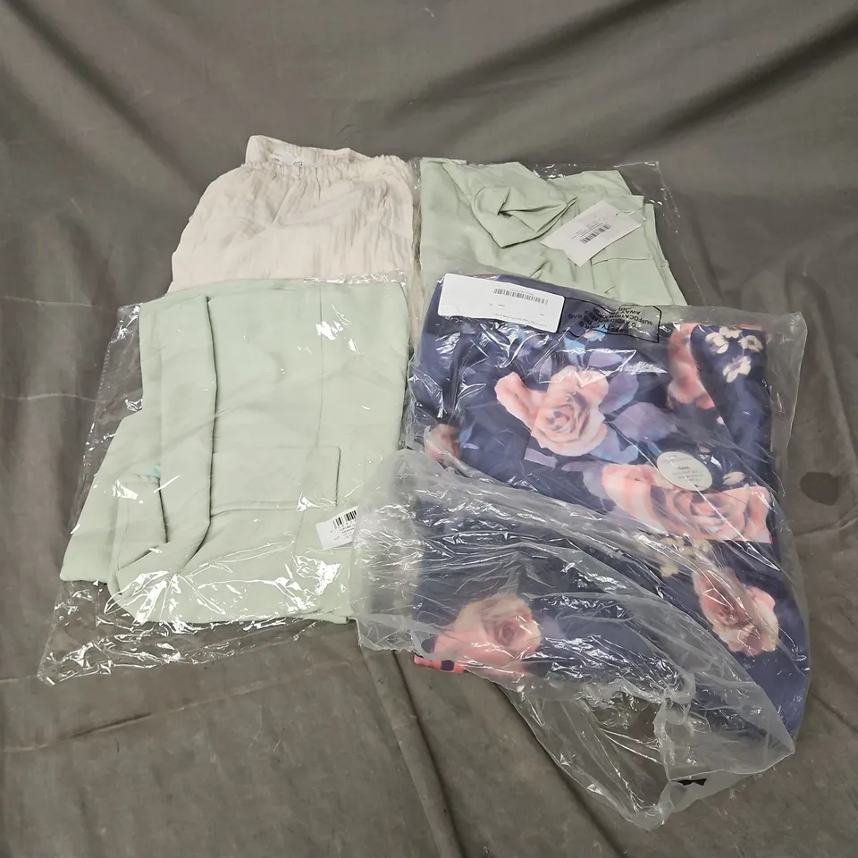APPROXIMATELY 20 ASSORTED CLOTHING ITEMS IN VARIOUS STYLES AND SIZES 