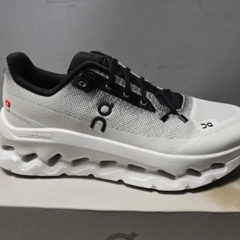 BOXED ON CLOUD ALL DAY TRAINERS IN WHITE & BLACK - UK 6.5