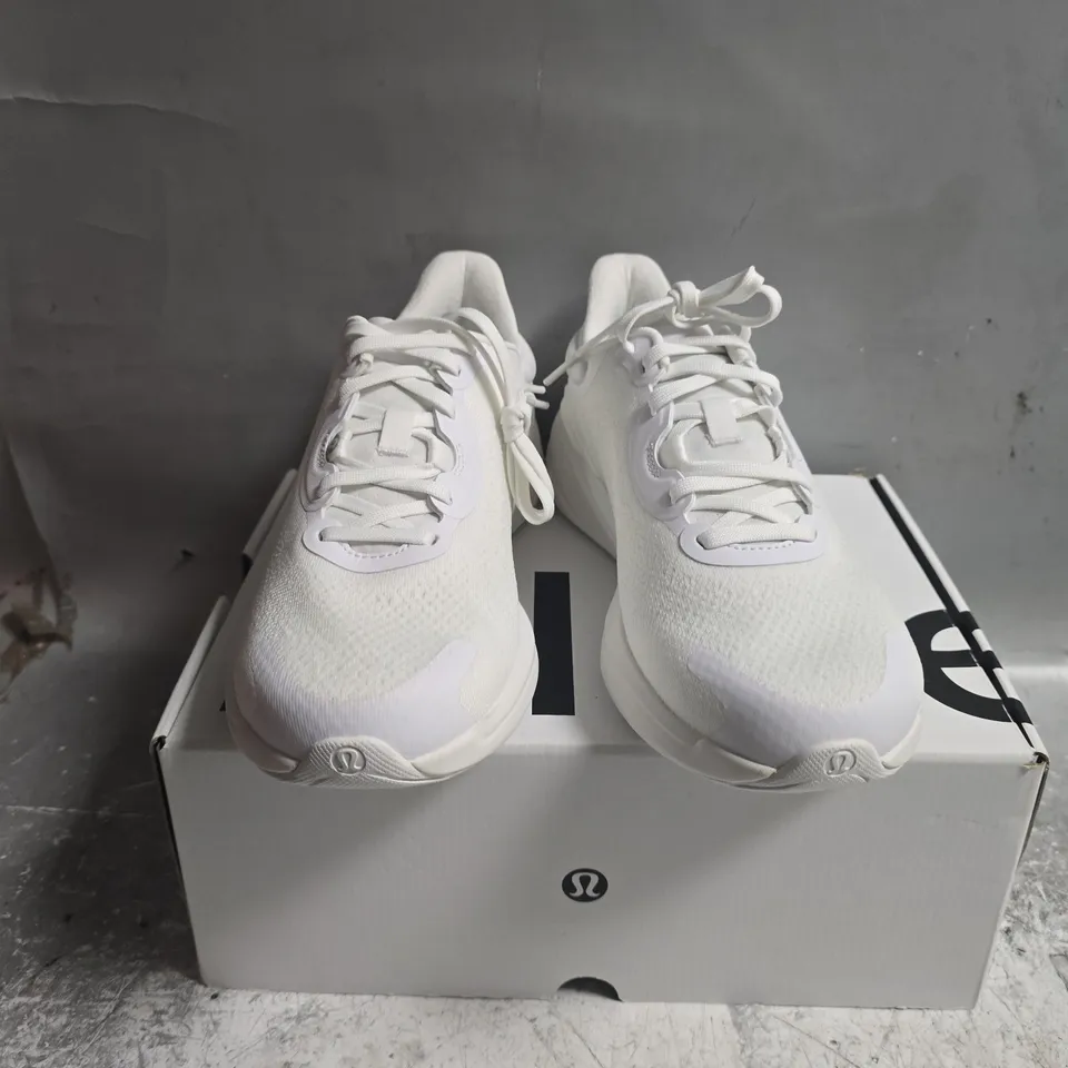 BOXED PAIR OF LULULEMON WOMENS CHARGEFEEL WORKOUT LOW 2 TRAINERS IN WHITE - UK 6.5