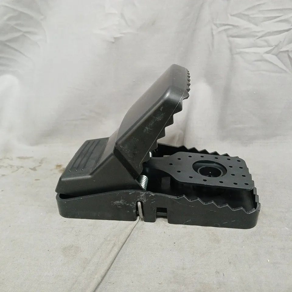 6 PLASTIC MOUSE TRAPS IN BLACK