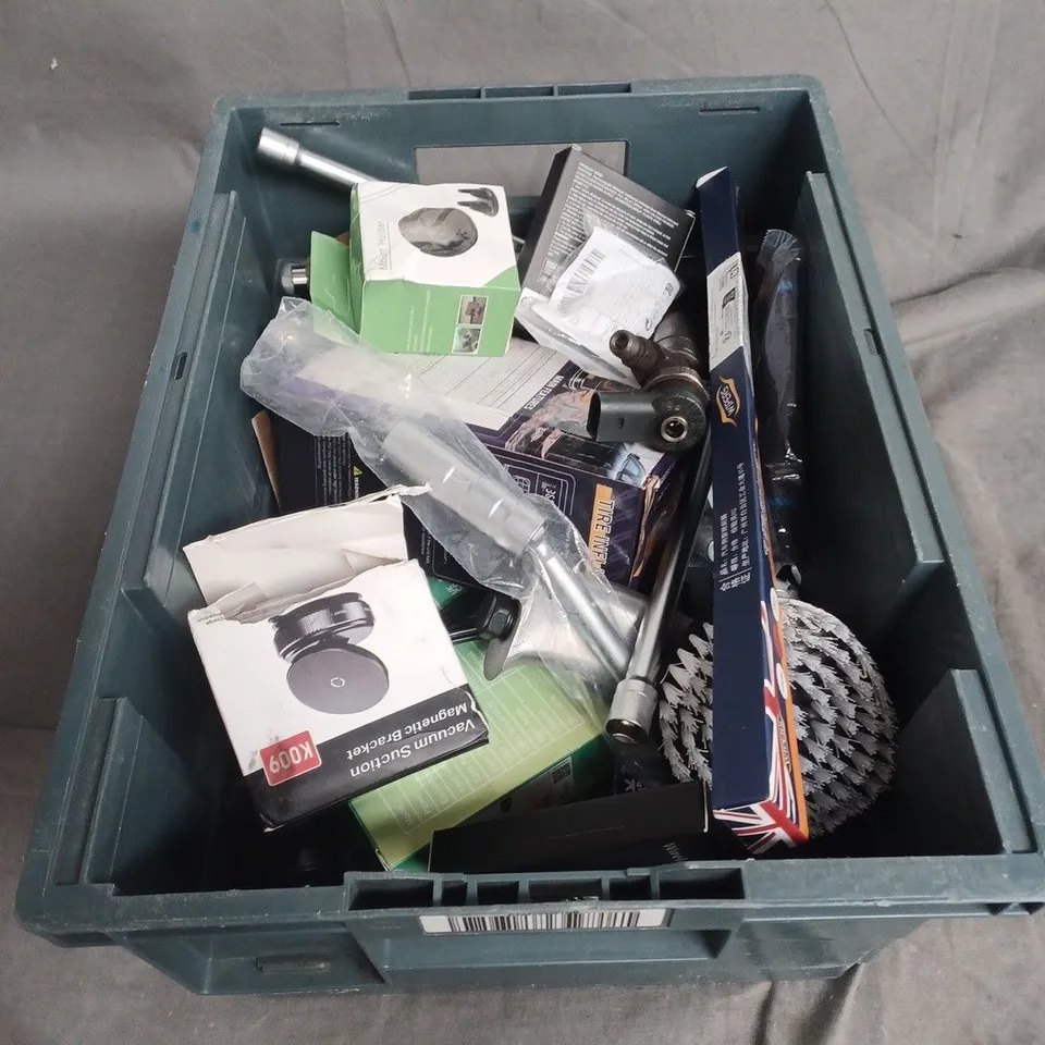 APPROXIMATELY 10 ASSORTED CAR ACCESSORIES