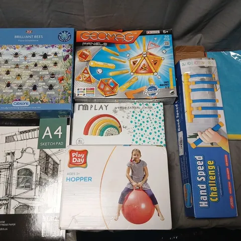 LARGE QUANTITY OF ASSORTED TOYS, GAMES AND CRAFT ITEMS TO INCLUDE GEOMAG PANELS, BEE JIGSAW AND HOPPER