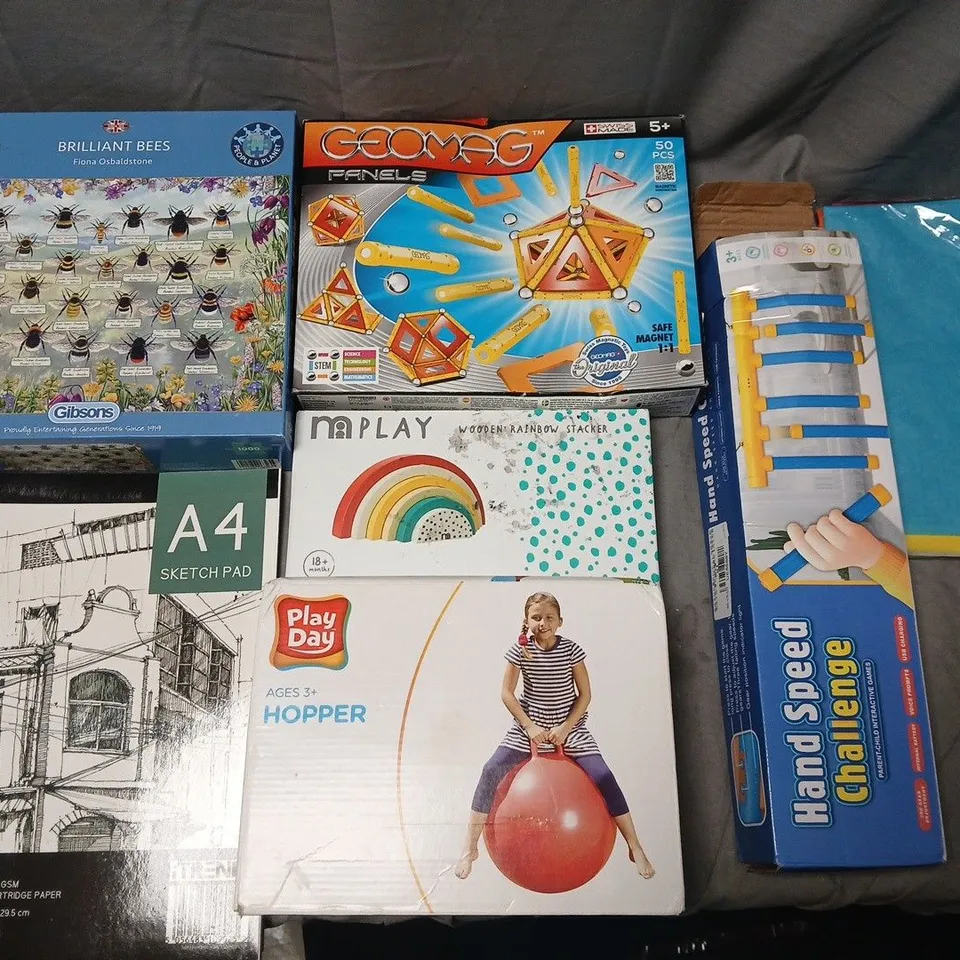 LARGE QUANTITY OF ASSORTED TOYS, GAMES AND CRAFT ITEMS TO INCLUDE GEOMAG PANELS, BEE JIGSAW AND HOPPER