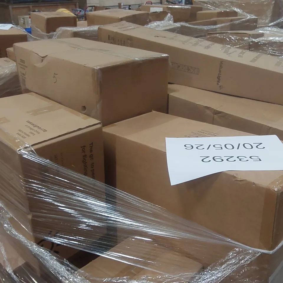 PALLET CONTAINING A VERY LARGE QUANTITY OF HOME LIGHTING PRODUCTS