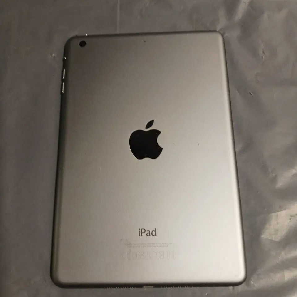 APPLE IPAD MINI 3RD GEN TABLED IN SILVER