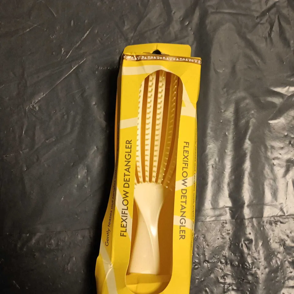 APPROXIMATELY 25 ASSORTED COSMETICS ITEMS TO INCLUDE TANGLE BRUSH, LIQUID FOUNDATION AND ORAL B BRUSHHEADS