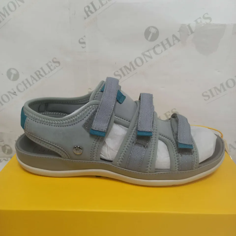 BOXED PAIR OF STRIVE DALMA SANDALS IN FARK GREY SIZE 5