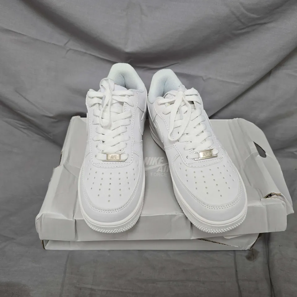 BOXED PAIR OF NIKE WOMENS AIR FORCE 1 07 IN WHITE - UK 4