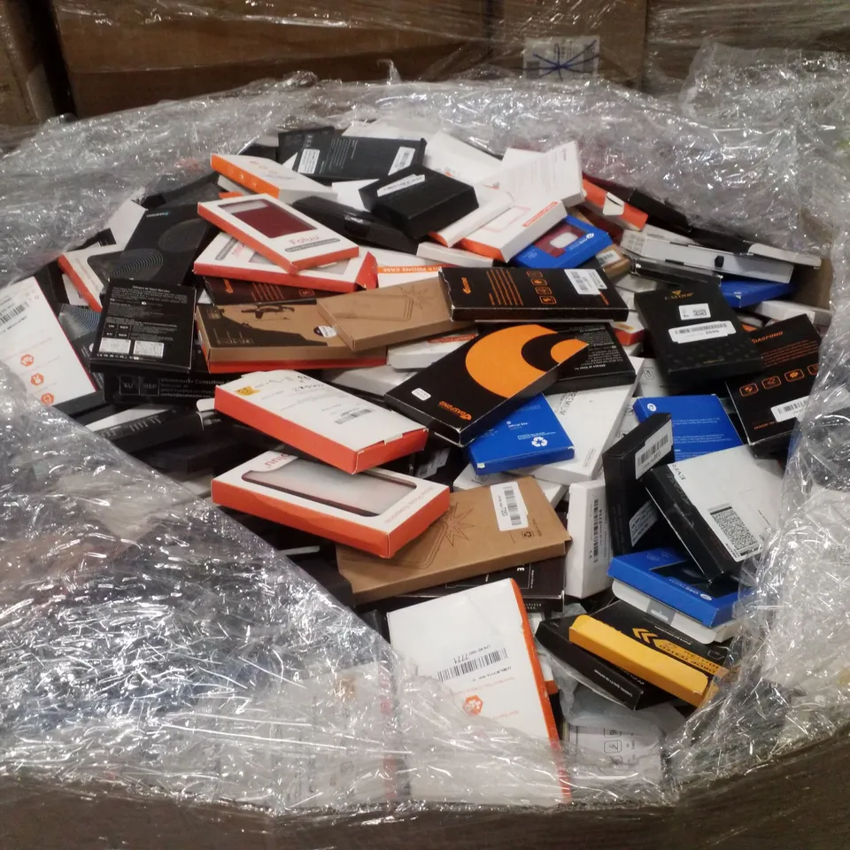 PALLET CONTAINING LARGE QUANTITY OF ASSORTED PHONE CASES
