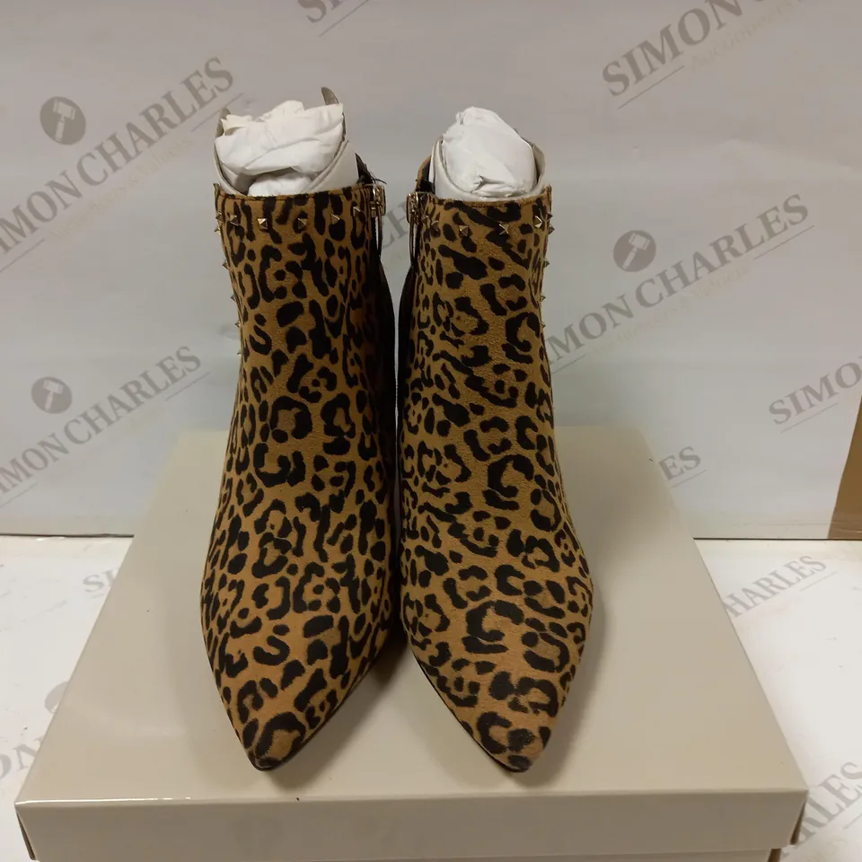 MARC FISHER JAGUAR STYLE ANKLE BOOTS - SIZE 8W	