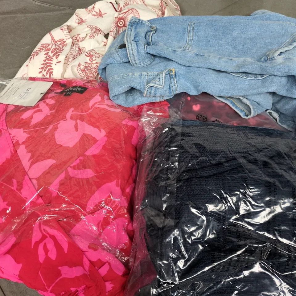 APPROXIMATELY 25 ASSORTED CLOTHING ITEMS IN VARIOUS SIZES, STYLES & COLOURS TO INCLUDE BRANDS SUCH AS BIGDUDE, RIVER ISLAND, CURVEWOW, ETC - COLLECTION ONLY