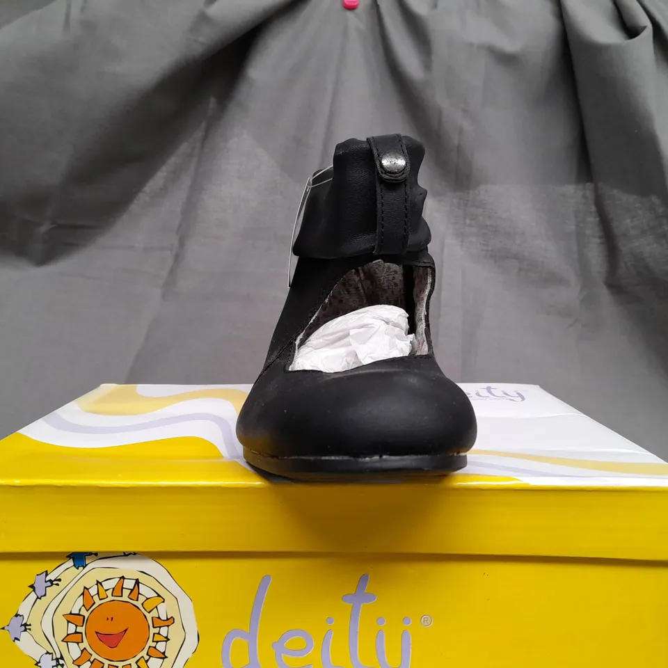 BOX OF APPROX 16 DEITY JUNIOR BLACK OPEN TOP SHOES IN VARIOUS SIZES