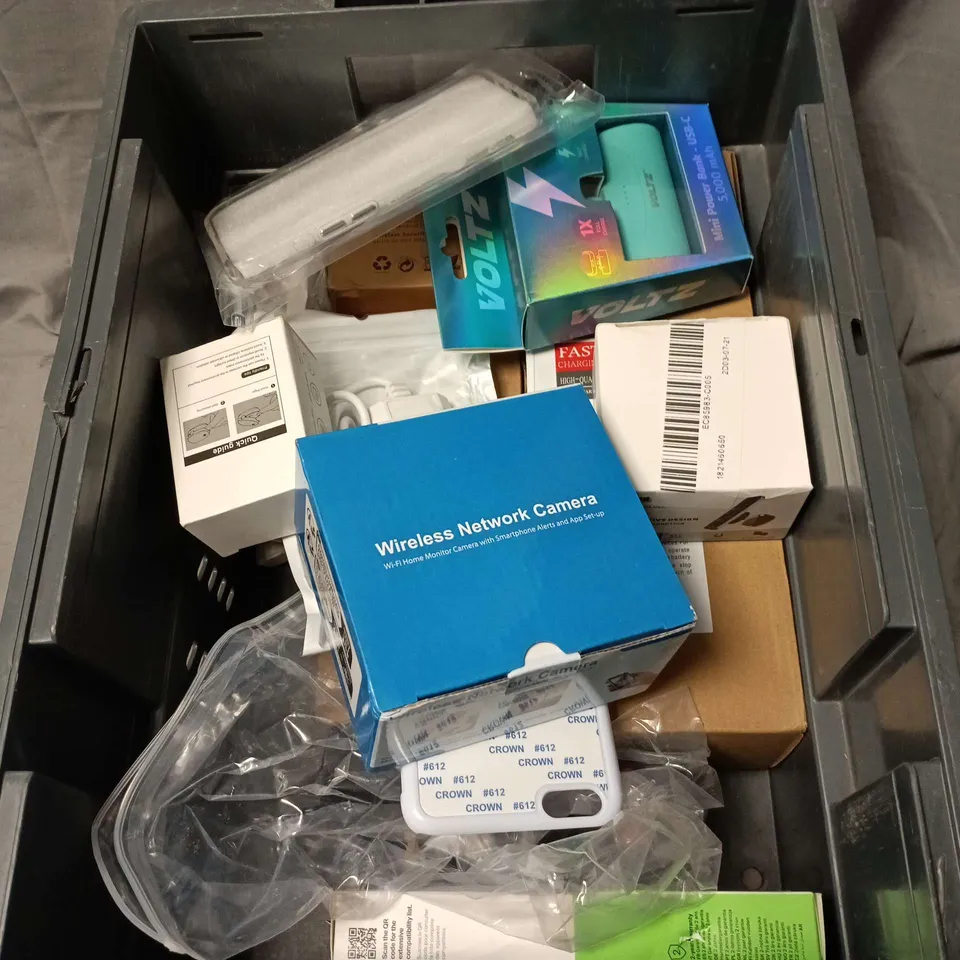 APPROXIMATELY 12 ASSORTED ELECTRICAL ITEMS TO INCLUDE WIRELESS NETWORK CAMERA, VOLTZ POWER BANK, OXIMETER, PHONE HOLDER ETC