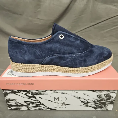 BOXED PIAIR OF MODA IN PELLE FELICIE NAVY SUEDE ESPADRILE LOAFERS - UK SIZE 40