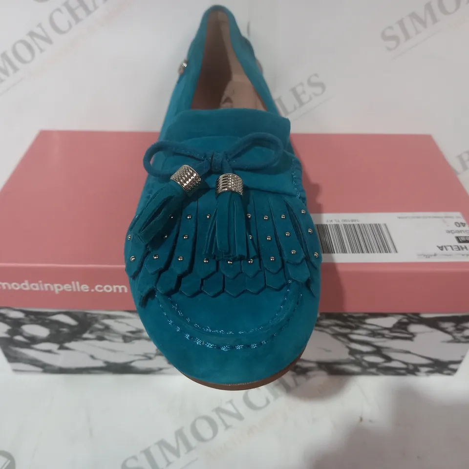 BOXED PAIR OF MODA IN PELLE ETHELIA SUEDE SHOES IN TEAL SIZE 7