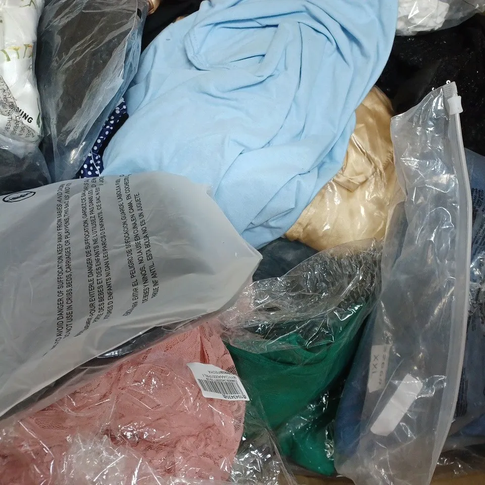 BOX OF APPROXIMATELY 30 ASSORTED CLOTHING ITEMS TO INCUDE - JEANS , HOODIE , SKIRT ETC